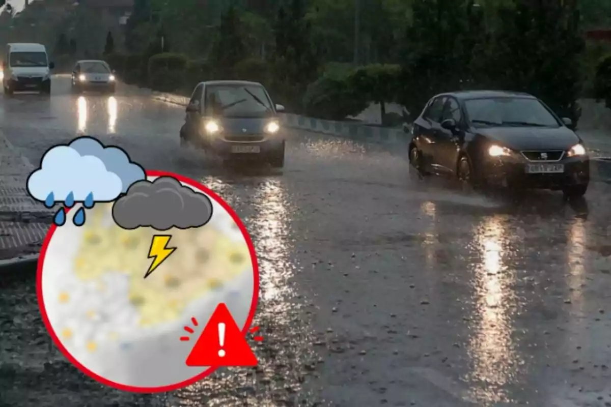 Coches circulando por una carretera inundada bajo la lluvia con un gráfico de advertencia meteorológica en primer plano.