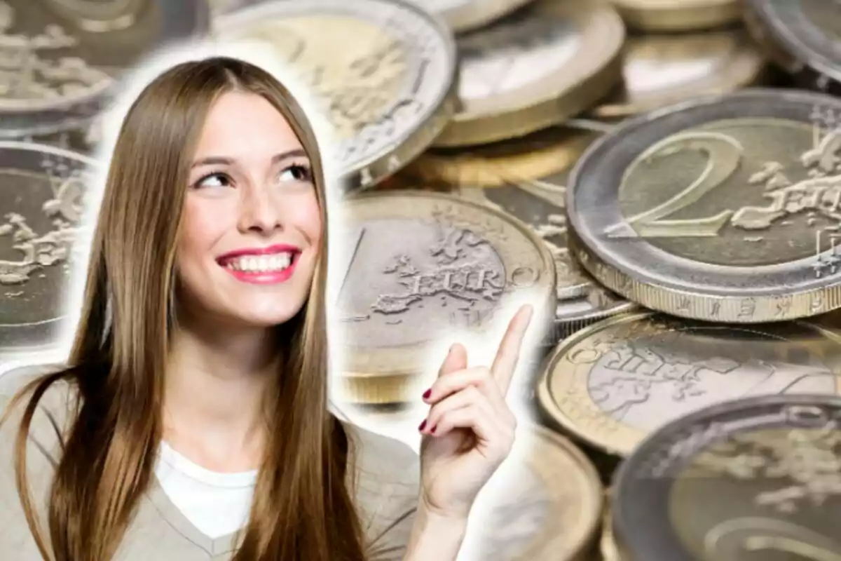 Montaje de fotos de una persona feliz y, de fondo, un plano general de monedas de euro