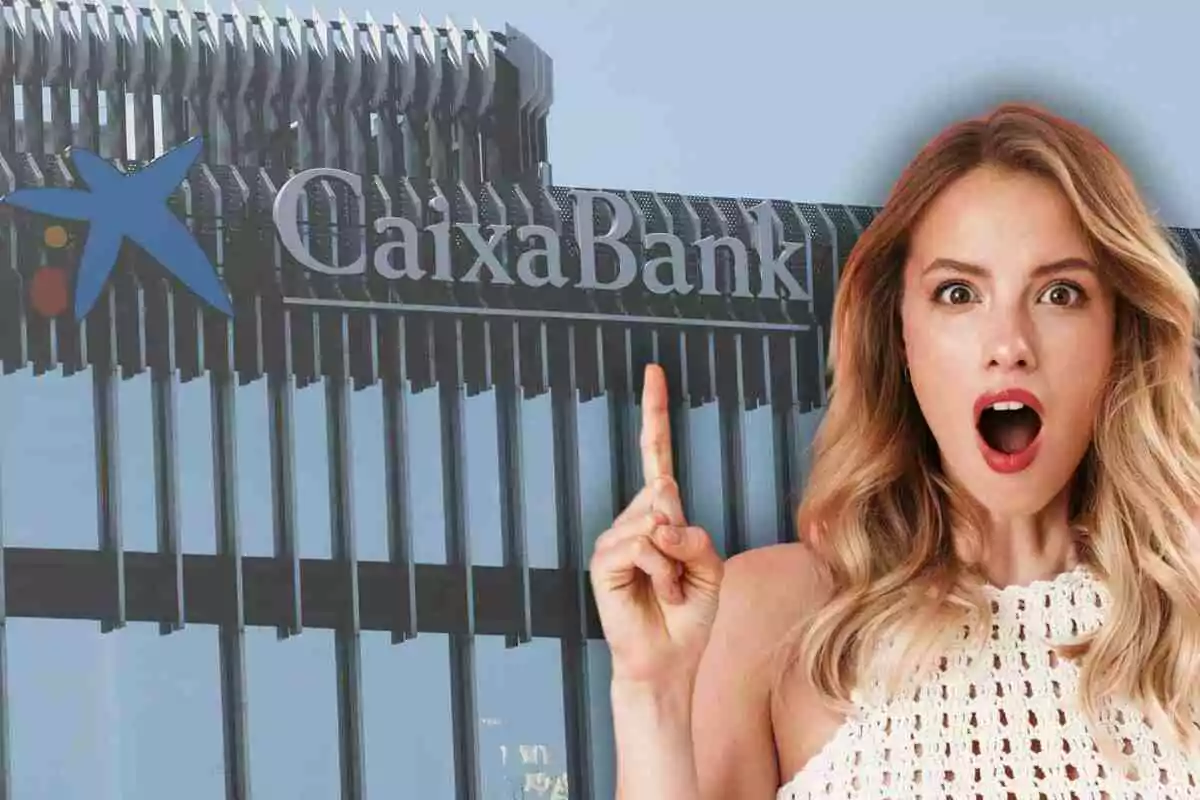 Una mujer sorprendida señala hacia el logotipo de CaixaBank en un edificio moderno.