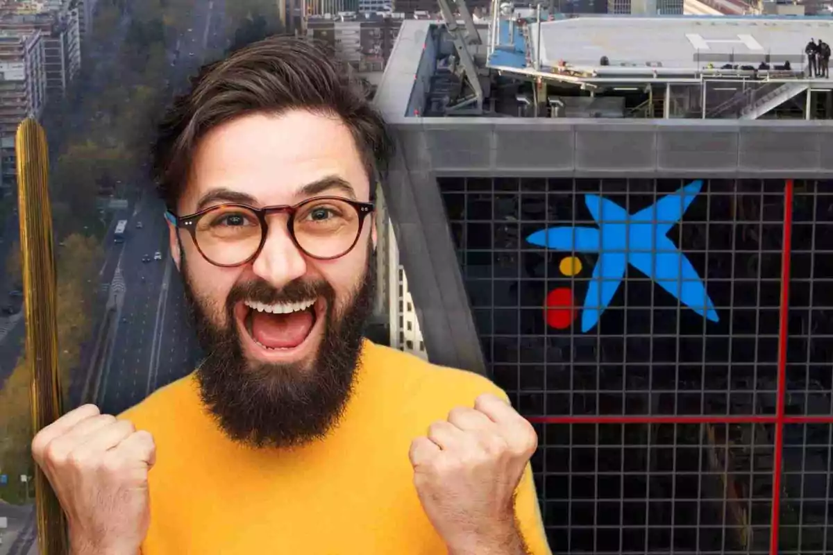 Hombre con barba y gafas sonríe emocionado frente a un edificio con el logo de CaixaBank Hombre con barba y gafas sonríe emocionado frente a un edificio con el logo de CaixaBank