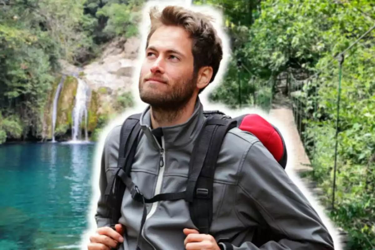 Hombre con mochila disfrutando de un paisaje natural con un lago y una cascada.