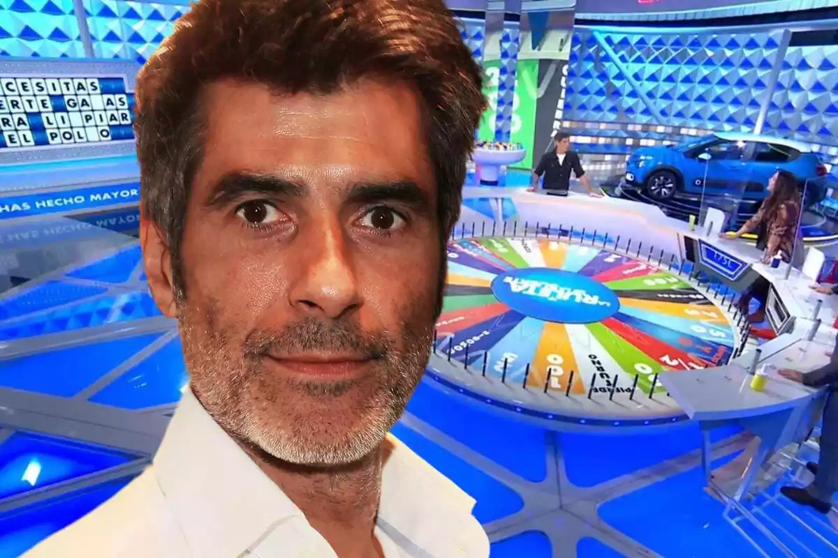 Montaje de foto de Jorge Fernández mirando a cámara con el rostro serio y el plató de 'La Ruleta de la Suerte' de fondo