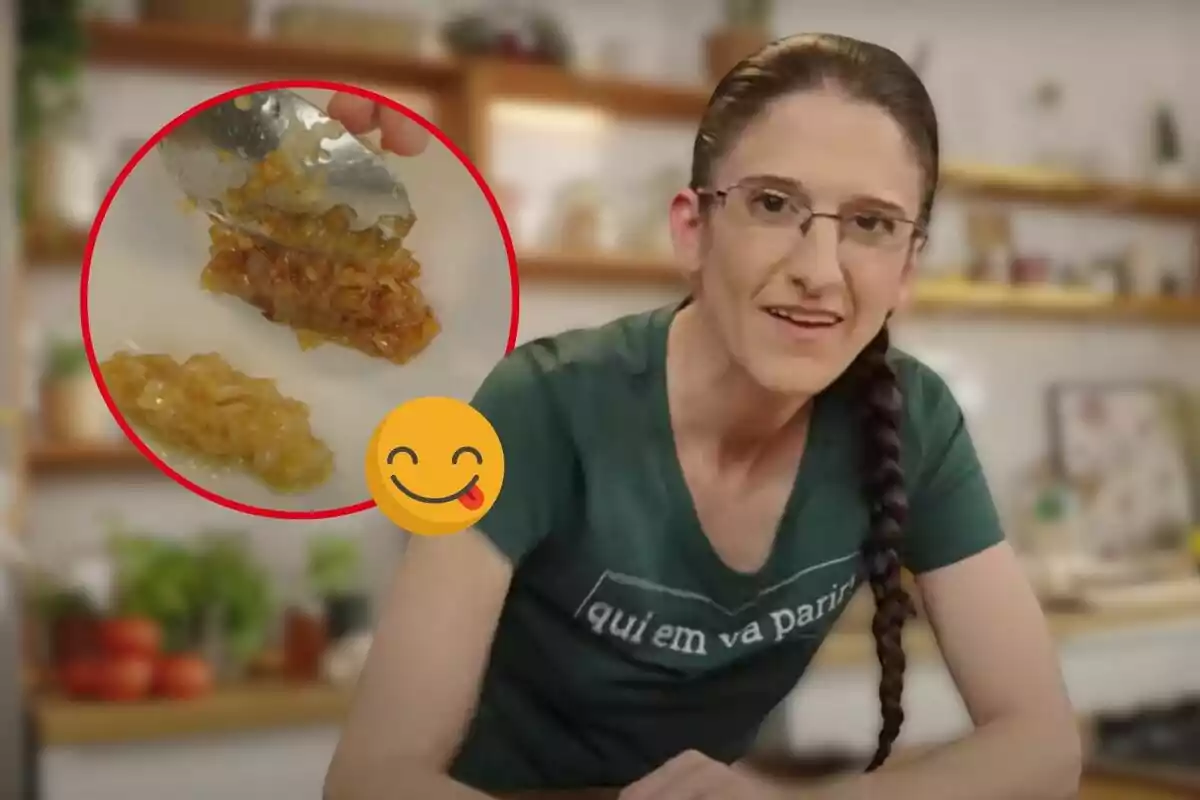 Maria Nicolau sonríe mientras muestra un plato con cebolla caramelizada en un círculo resaltado, acompañado de un emoji de cara saboreando.