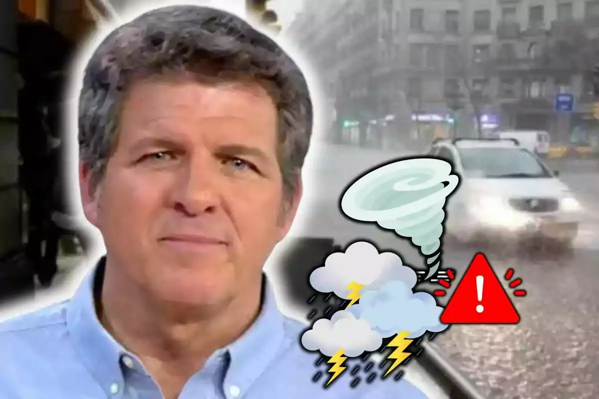 Mario Picazo con rostro serio y con camisa azul aparece en primer plano mientras al fondo se observa una calle inundada con un coche y símbolos de tormenta y alerta.