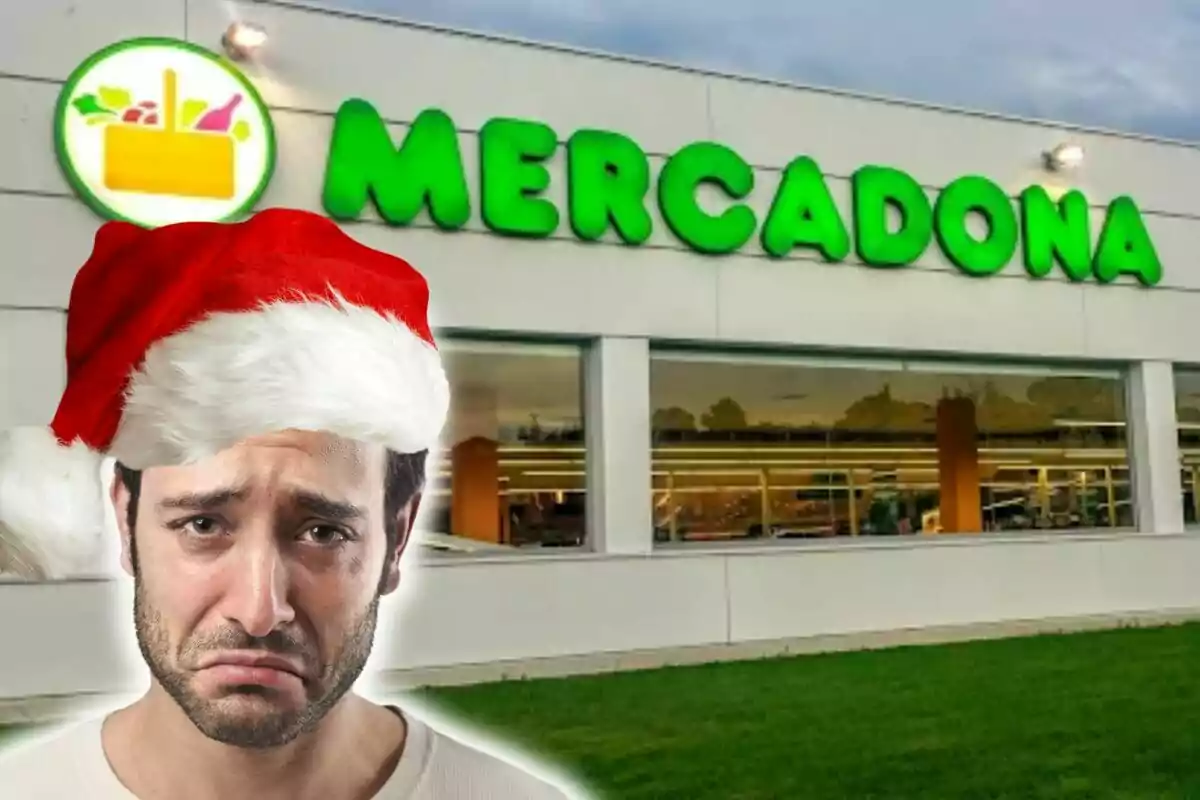 Un hombre con gorro de Navidad luce triste frente a un supermercado Mercadona.