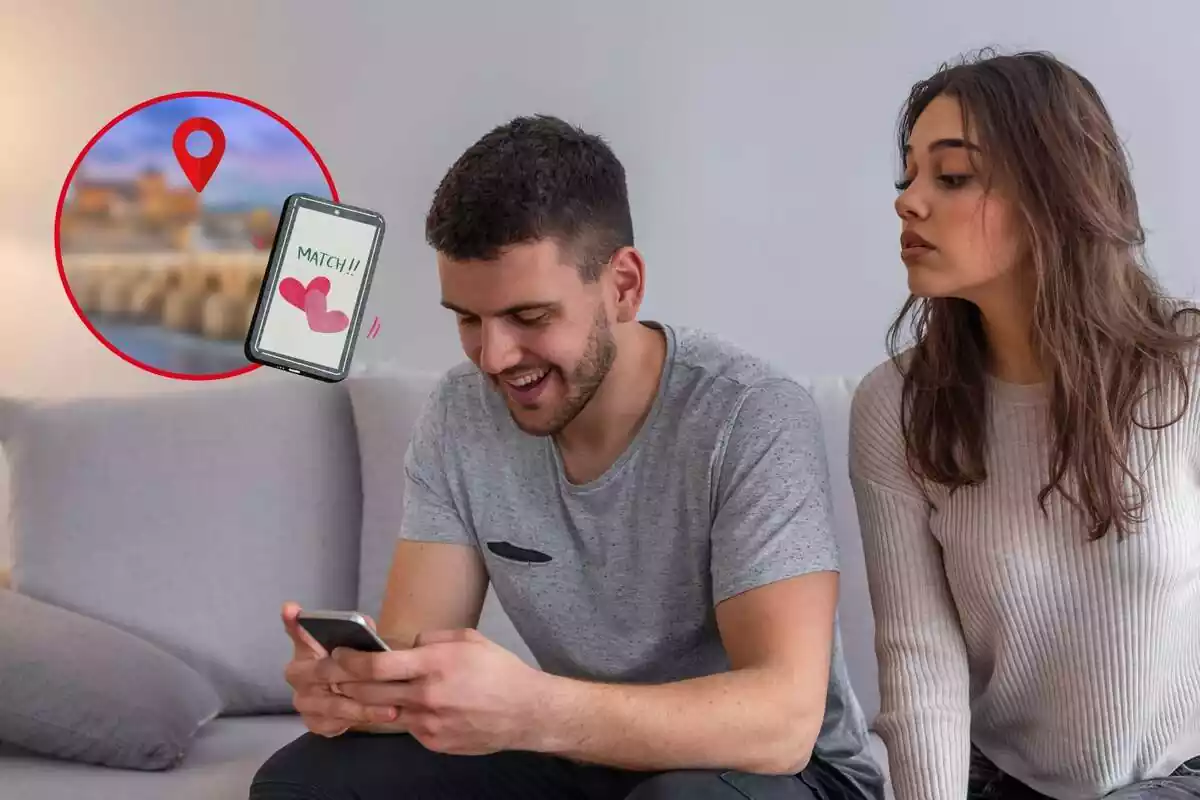 Montaje de fotos con la imagen de una pareja mirando el móvil en un sofá y una imagen desenfocada en un círculo con una app de citas