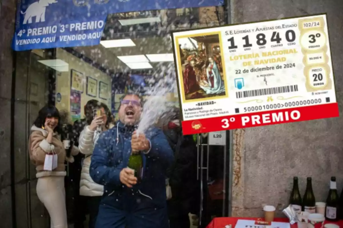 Un grupo de personas celebra con champán frente a una administración de lotería que ha vendido un boleto ganador del tercer premio de la Lotería de Navidad.