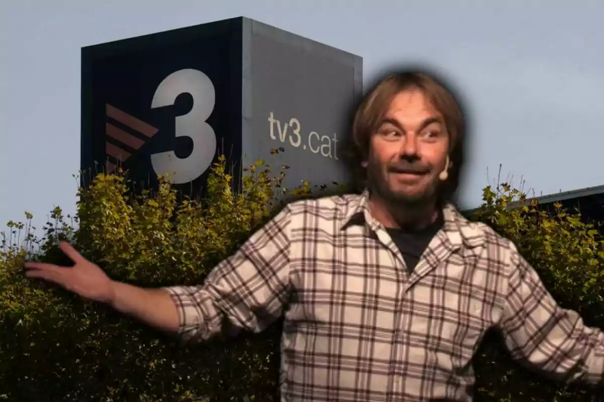 Quim Masferrer con camisa a cuadros y micrófono en la oreja frente a un edificio con el logo de TV3.