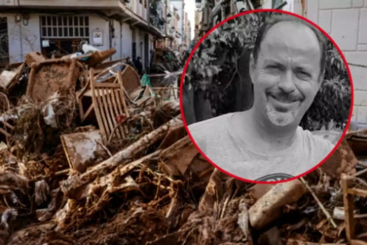 Un hombre sonriente en un recuadro sobre una escena de escombros y destrucción en una calle.