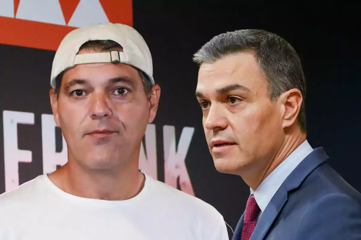 Frank Cuesta y Pedro Sánchez posan juntos, uno con gorra blanca y camiseta blanca, el otro con traje y corbata, sobre un fondo oscuro con letras.