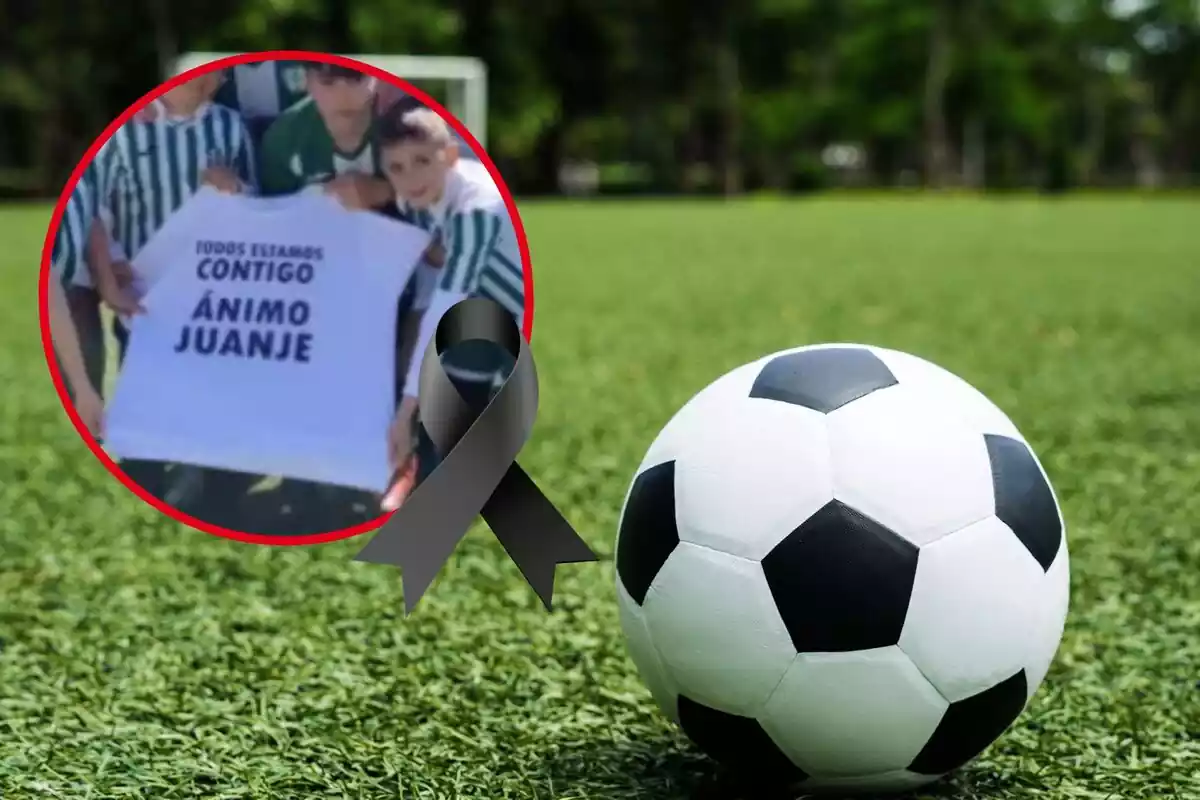 Un balón de fútbol sobre el césped, con un lazo negro y en el círculo, una camiseta de apoyo a Juanje