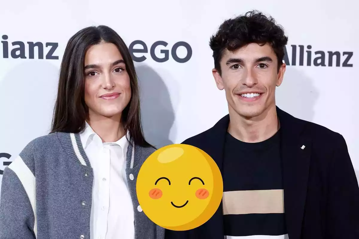 Montaje con Gemma Pinto con chaqueta gris y Marc Márquez con americana juntos sonriendo con un emoji feliz