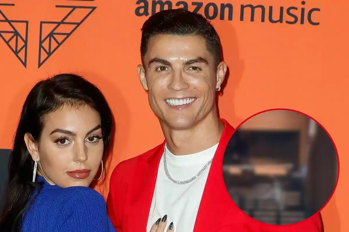 Georgina Rodríguez y Cristiano Ronaldo posando en un evento con un fondo naranja y el logo de Amazon Music.