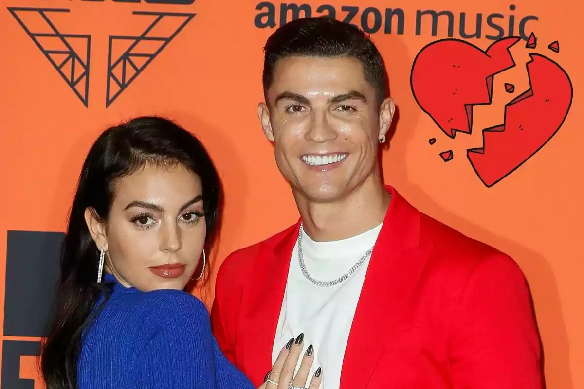 Georgina Rodríguez y Cristiano Ronaldo posando en un evento con un fondo naranja y un corazón roto dibujado.