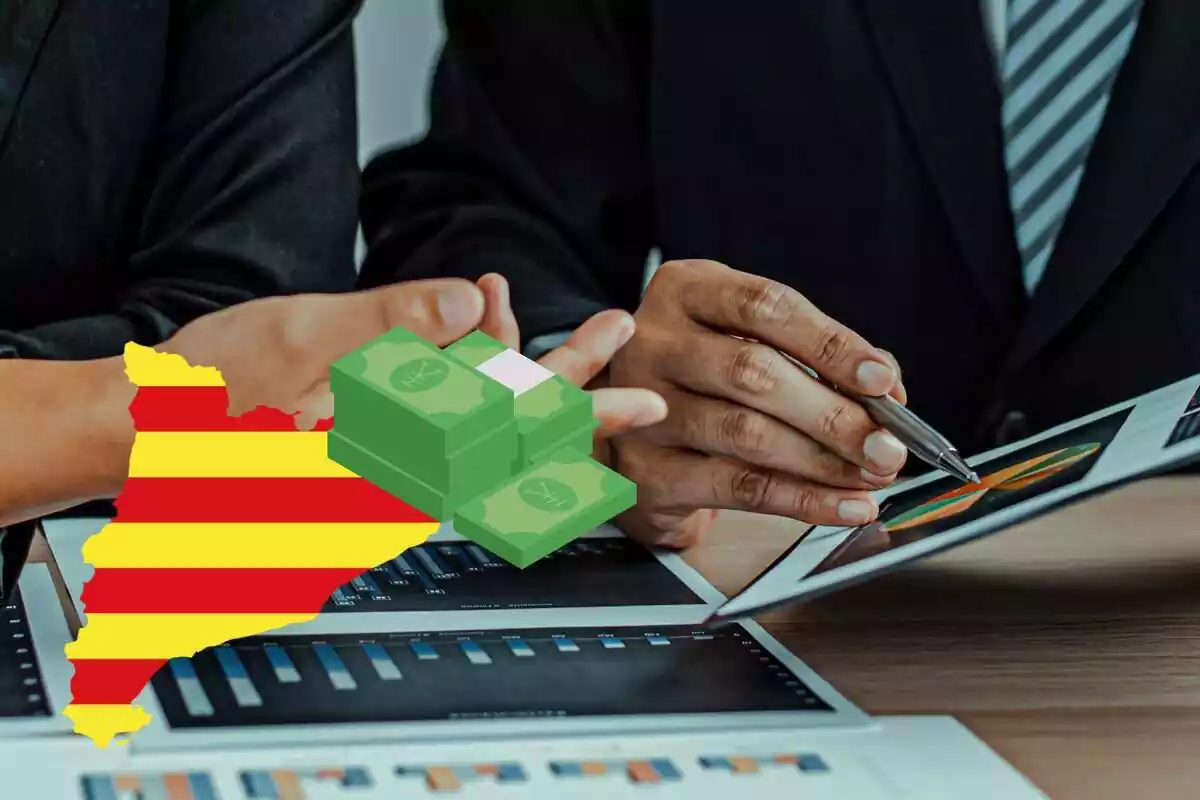 Montaje con unos gráficos en manos de alguien, Cataluña con la bandera pintada y dinero