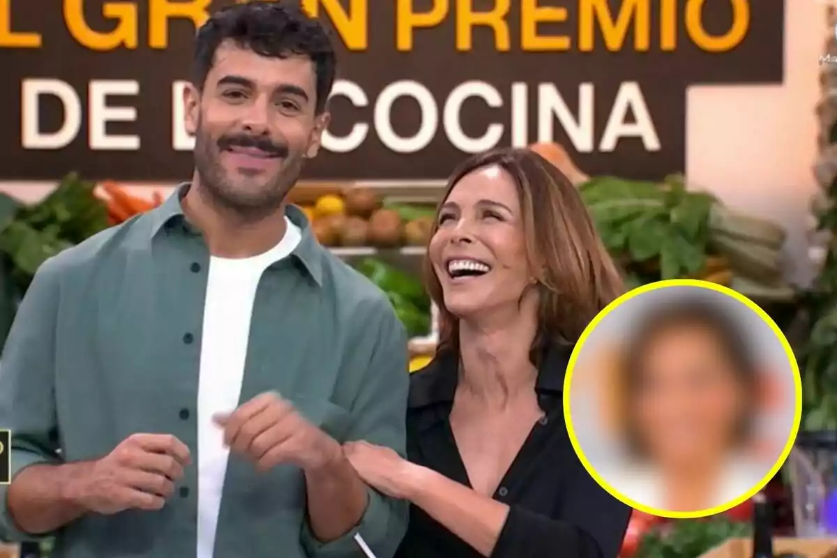 Germán González y Lydia Bosch sonríen en el plató de El Gran Premio de la Cocina con una fotografía difuminada de Adela González dentro de un círculo amarillo.