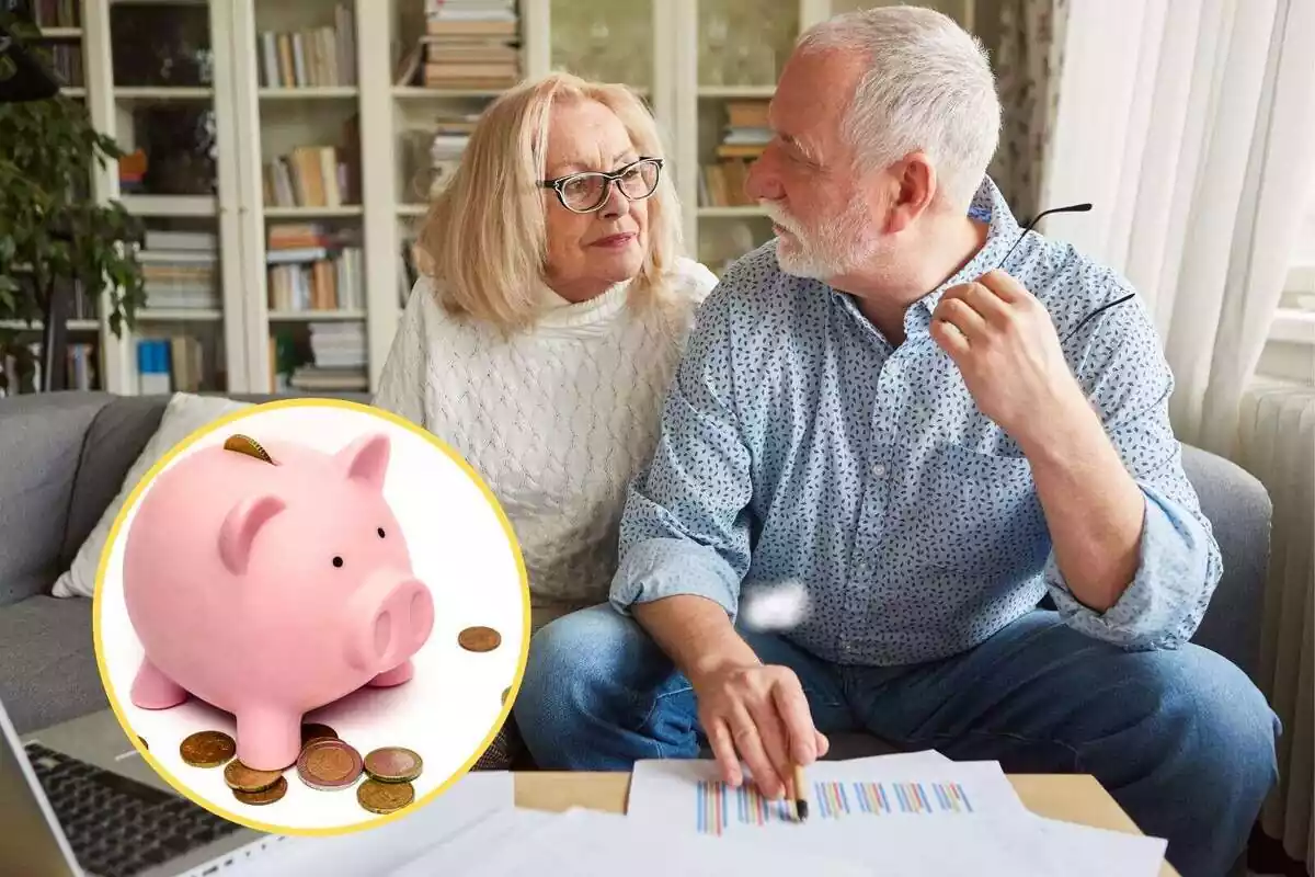 Montaje de dos abuelos con papeles junto a la imagen de una hucha con dinero en forma de cerdito