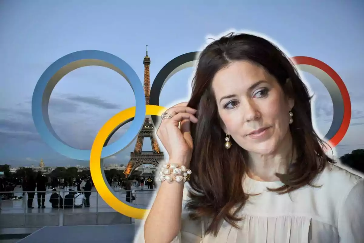 Mary de Dinamarca con aretes de perlas está en primer plano, con la Torre Eiffel y los anillos olímpicos en el fondo.