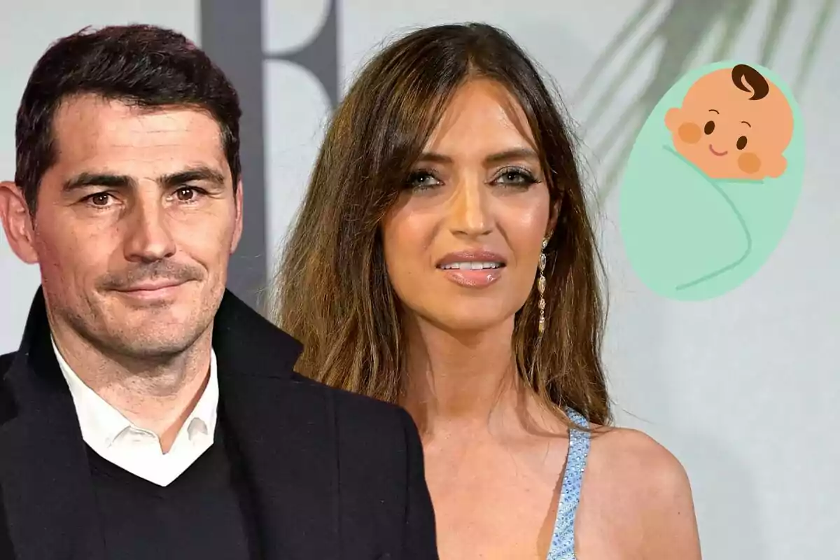 Iker Casillas y Sara Carbonero posando para una foto con un dibujo de un bebé envuelto en una manta verde en la esquina superior derecha.