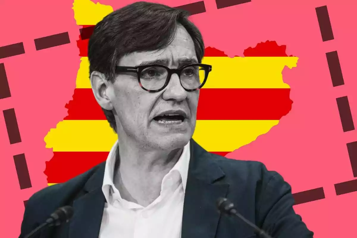 Hombre con gafas y chaqueta oscura hablando frente a un micrófono, con un fondo de la bandera catalana y un mapa de Cataluña.