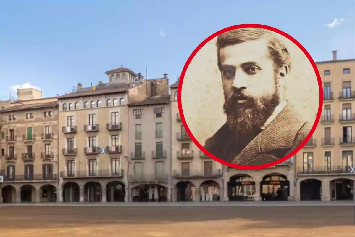 Edificios históricos en una plaza con la imagen de un hombre con barba en un círculo rojo superpuesto.