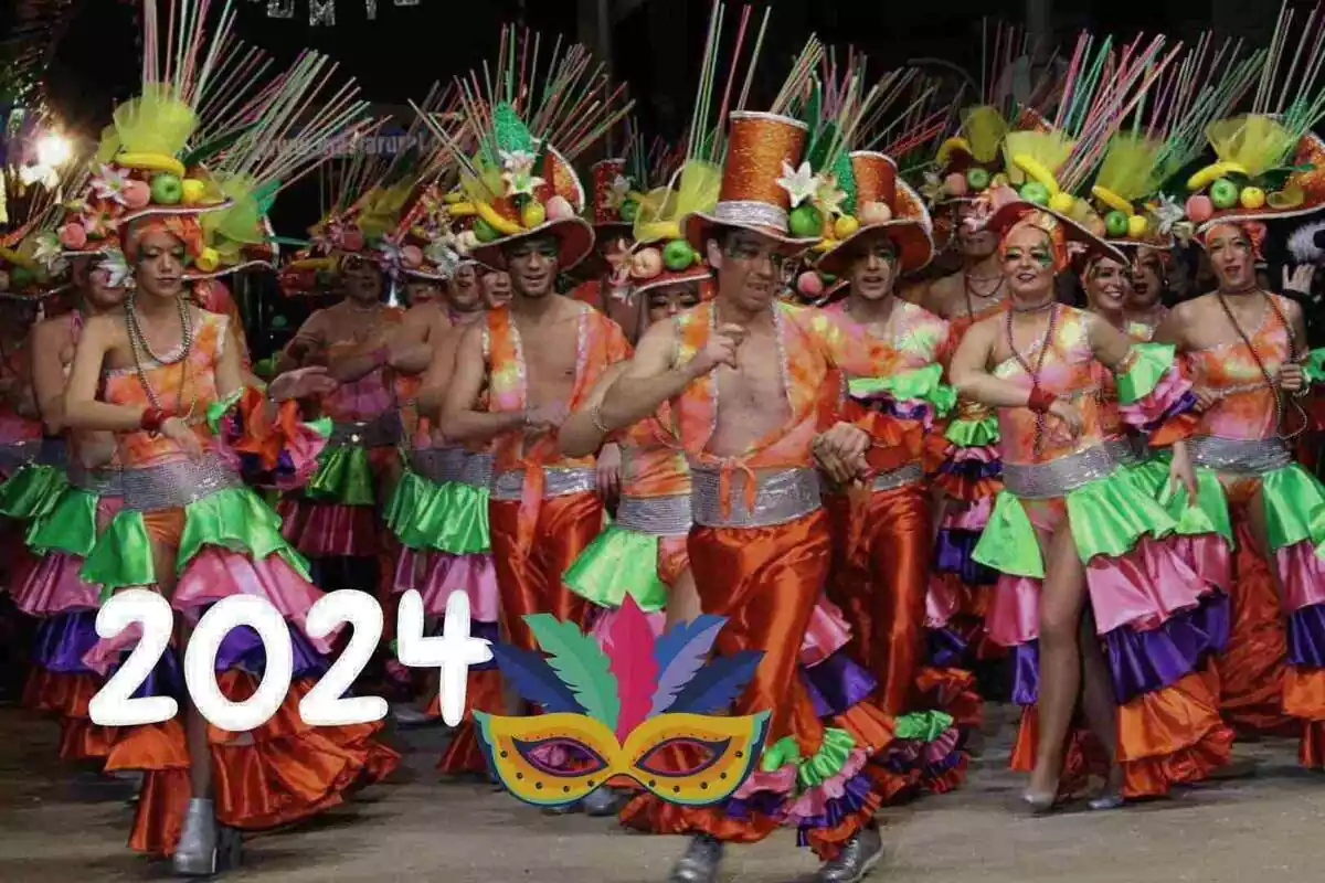 Montaje con imagen del Carnaval de Sitges y el icono del año 2024 y una máscara de carnaval