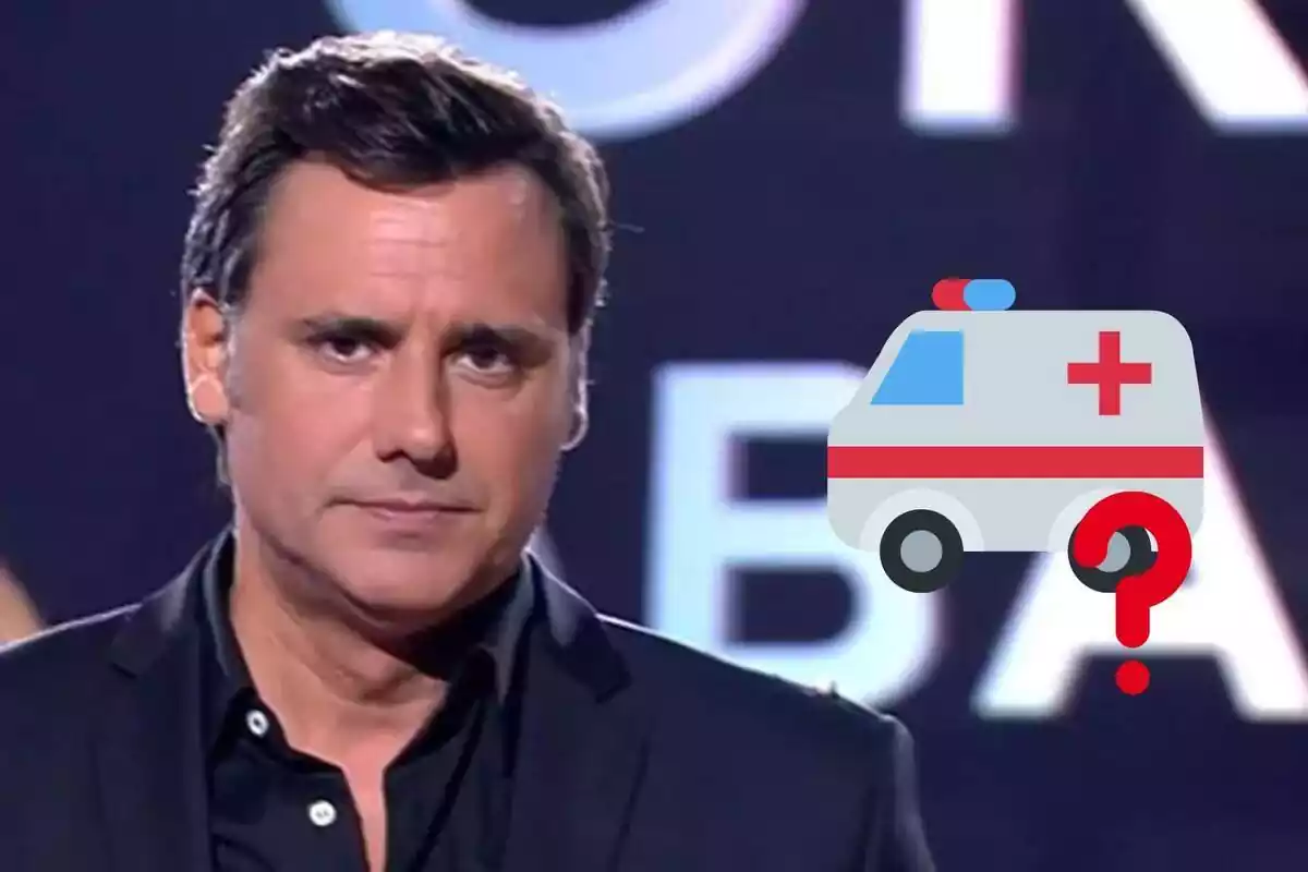 Montaje de Ion Aramendi serio con una camisa negra, una ambulancia y un interrogante rojo