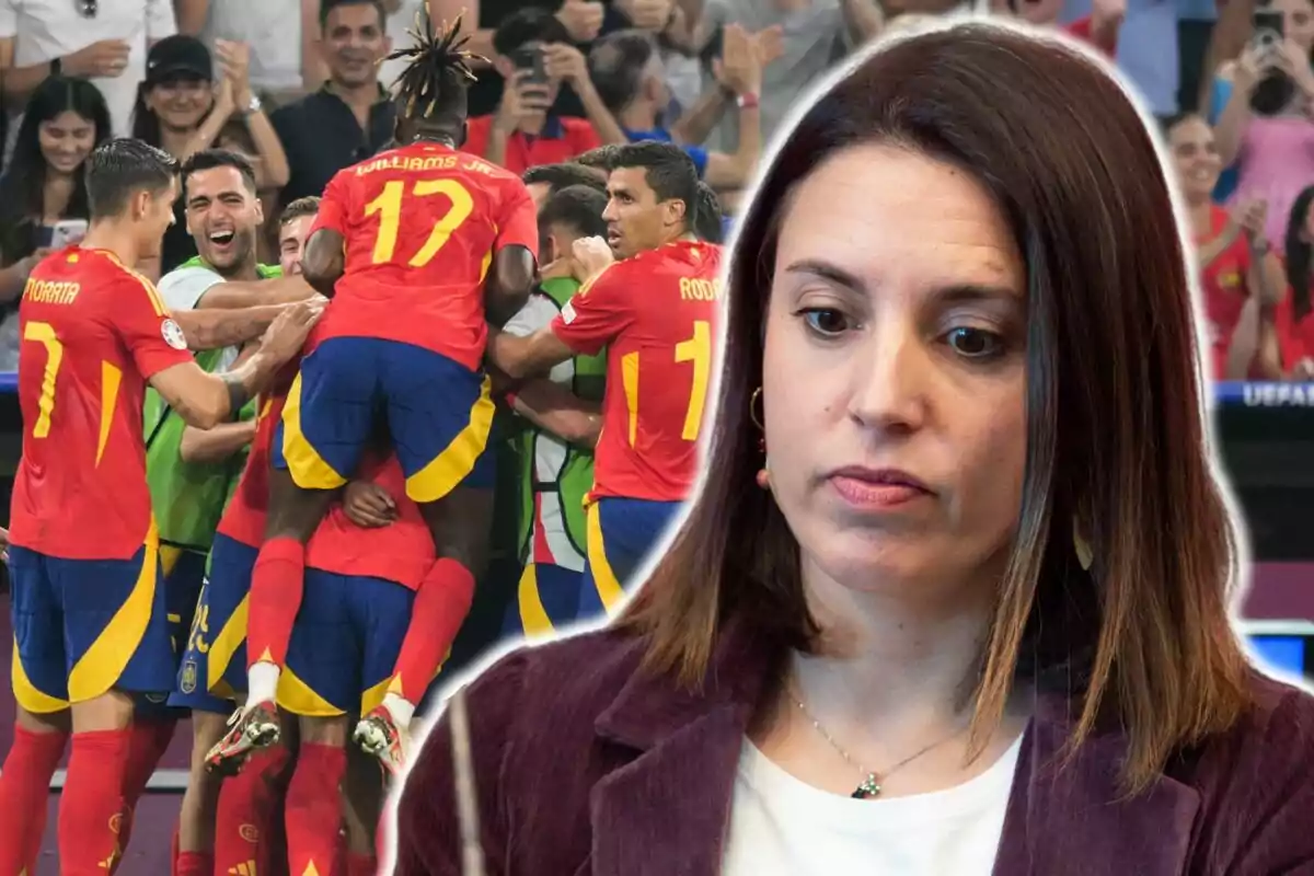 Irene Montero con expresión seria en primer plano y un grupo de jugadores de fútbol celebrando en el fondo.