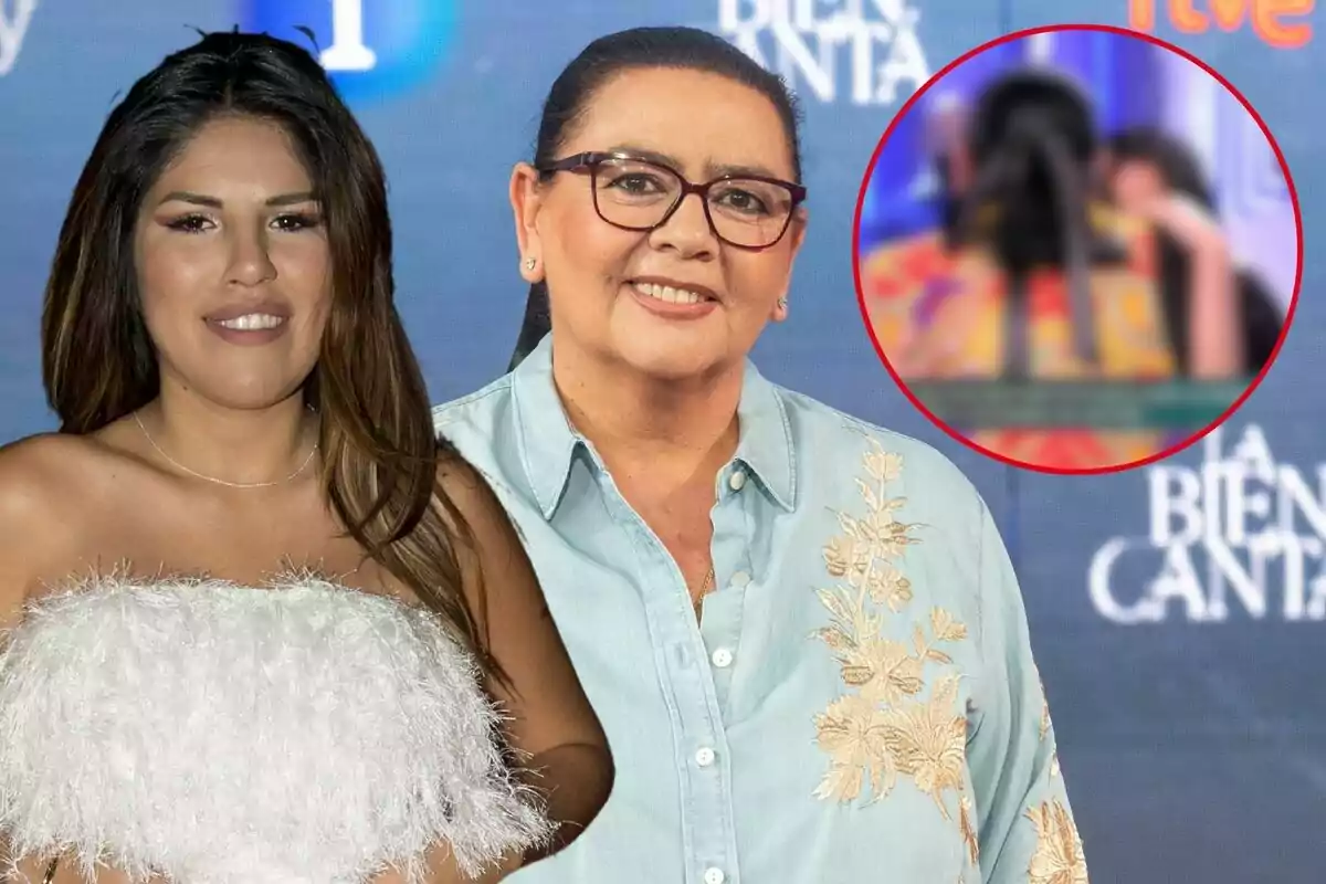 Isa Pantoja y María del Monte posan juntas frente a un fondo azul con texto, una de ellas lleva un vestido blanco y la otra una camisa azul con bordados, hay un círculo rojo en la esquina superior derecha que muestra una imagen borrosa.