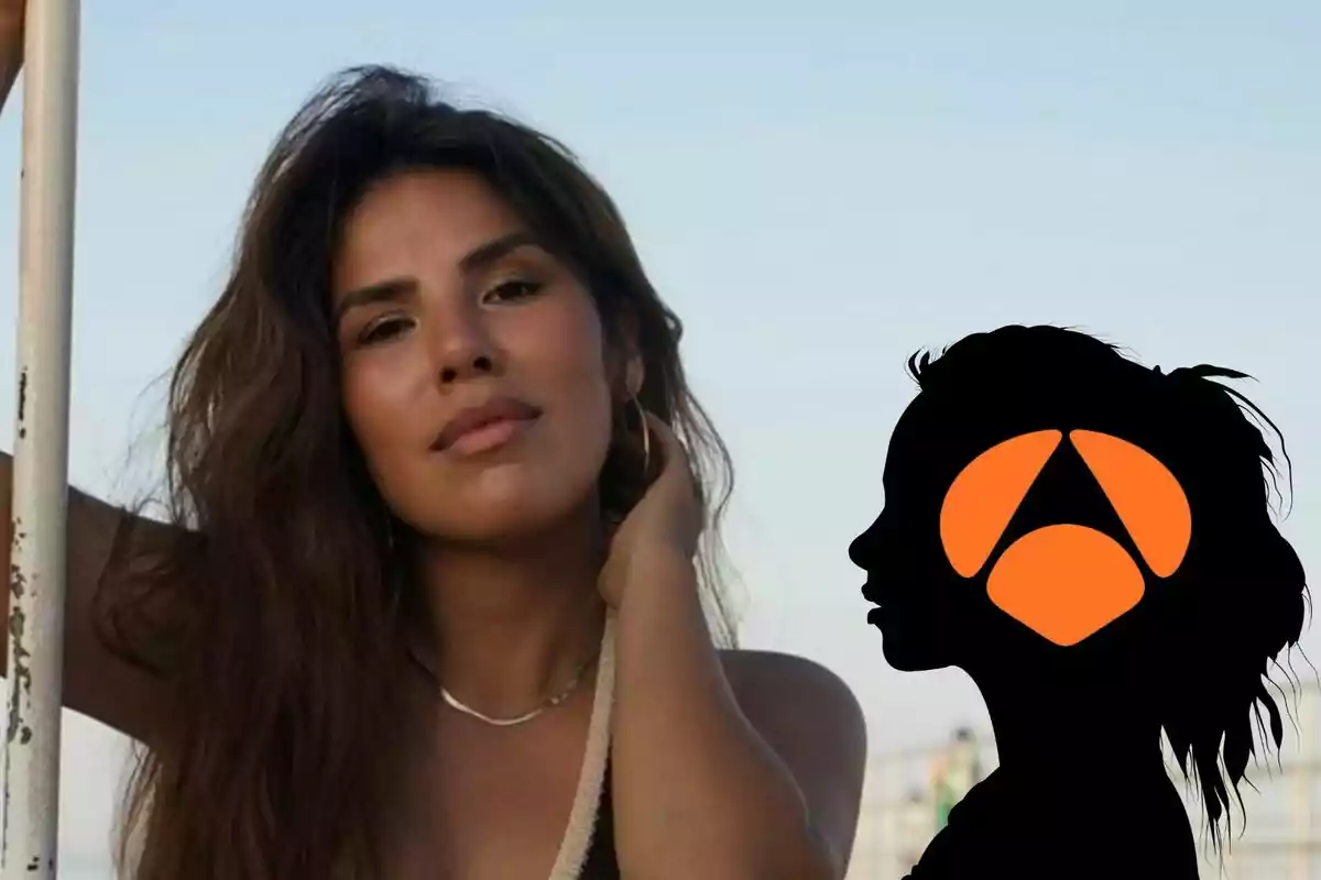 Isa Pantoja con cabello largo y suelto posando al aire libre junto a una silueta negra con un logotipo naranja.