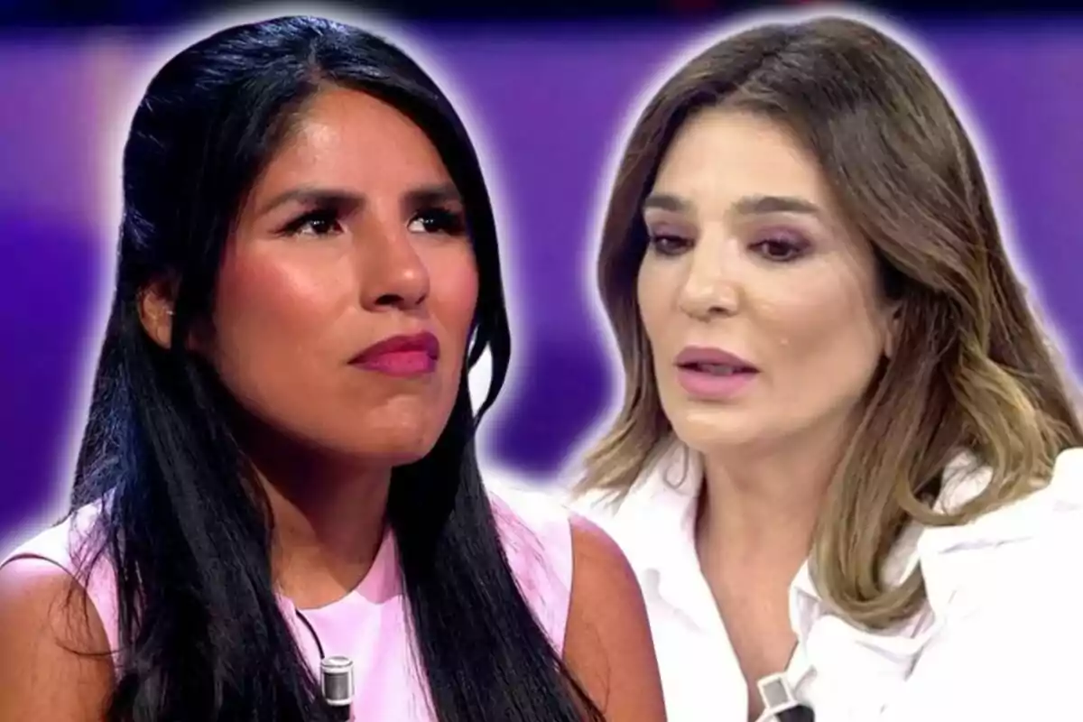 Dos mujeres en un programa de televisión con expresiones serias y fondo morado.