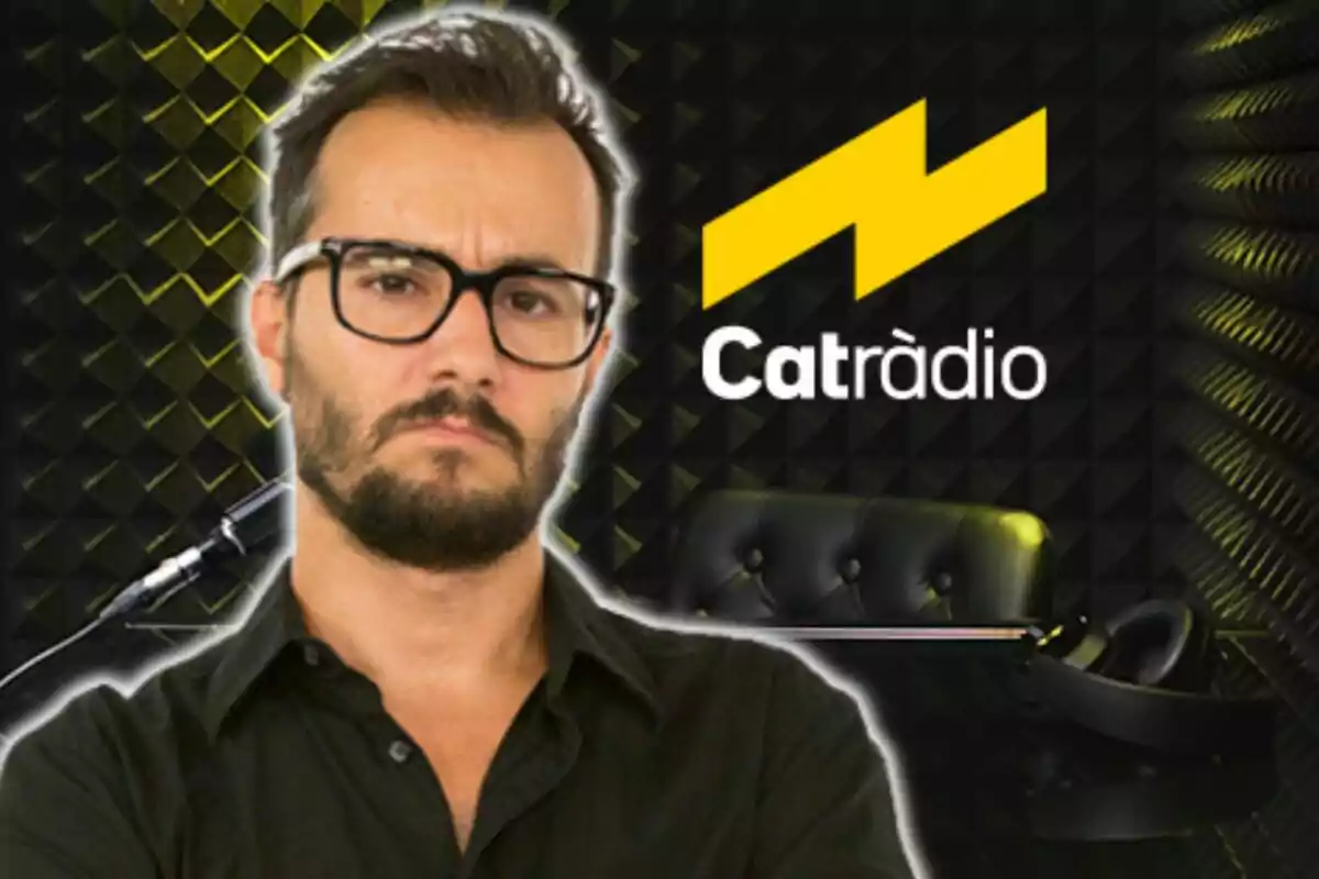 Hombre con gafas y barba frente a un fondo de estudio de radio con el logo de CatRàdio.