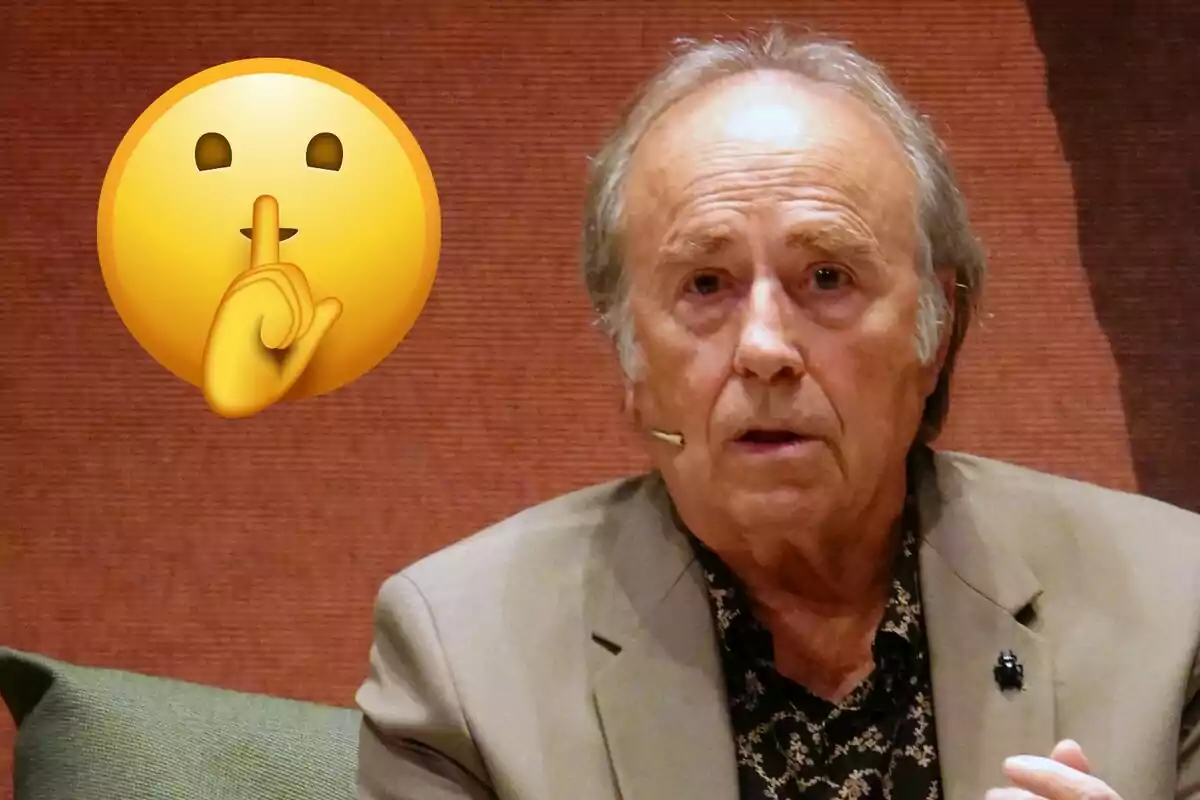 Joan Manuel Serrat con un micrófono en la oreja y un emoji de silencio al lado.