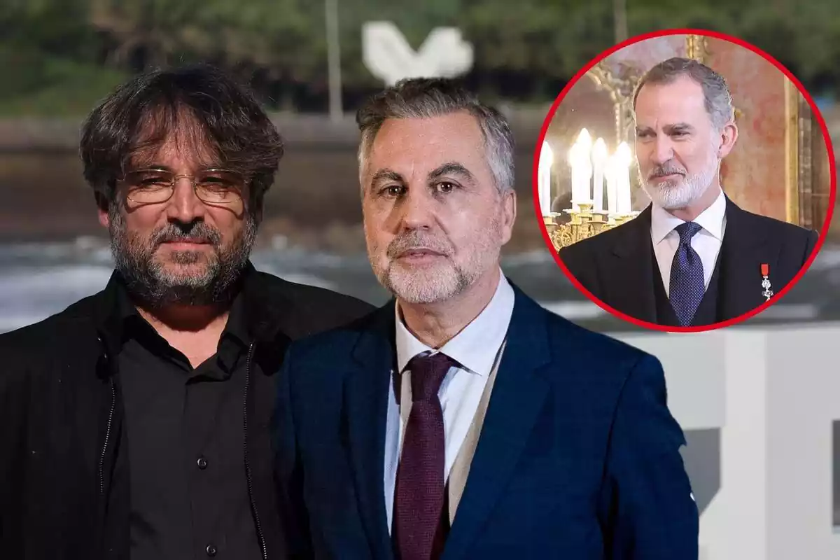 Montaje de Jordi Évole serio vestido de negro, Carlos Alsina con rostro neutro con corbata granate y Felipe VI riendo con corbata azul