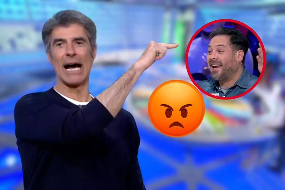 Montaje de Jorge Fernández en el plató de "La ruleta de la suerte" molesto con la mano en alto señalando un recorte de uno de los concursantes excitados y un emoji enfadado