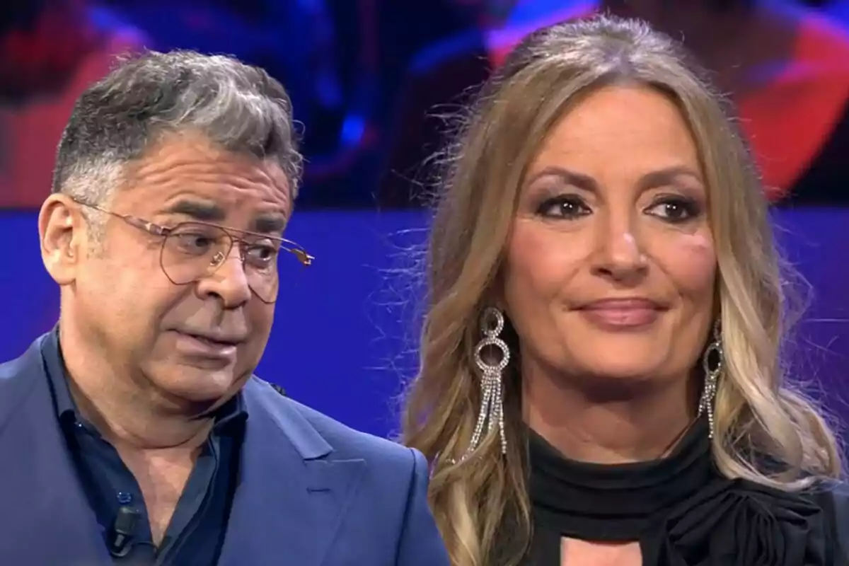 Jorge Javier Vázquez y María José Galera en 'Gran Hermano' con expresiones serias y fondo colorido.