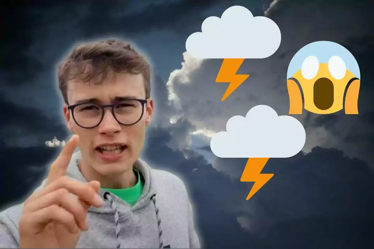 Persona con gafas y sudadera gris señalando con el dedo, fondo de cielo nublado con relámpagos y emojis de nube con rayo y cara asustada.