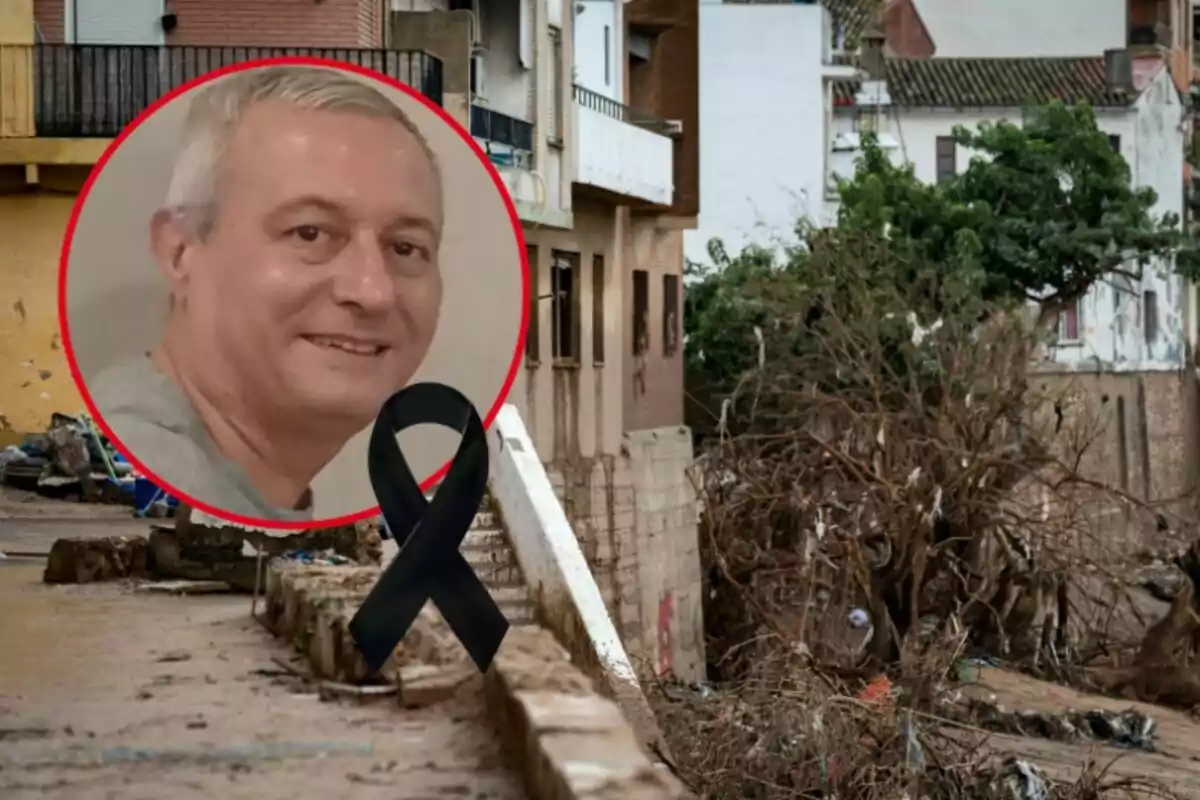 Un retrato de un hombre dentro de un círculo rojo con un lazo negro en la parte inferior izquierda sobre un fondo de una calle con escombros y árboles dañados.