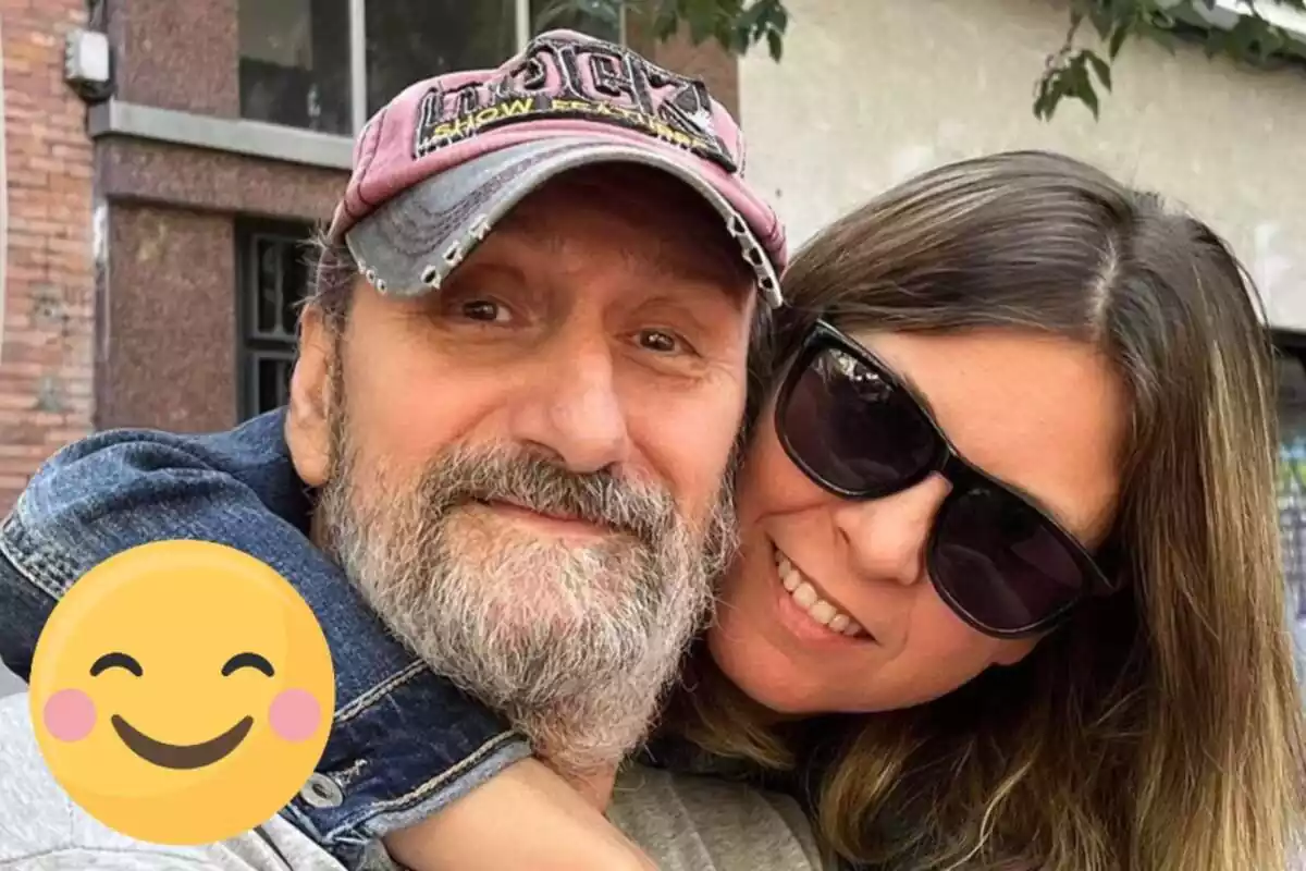 Montaje de José Luis Gil sonriendo con una gorra junto a Irene Gil en gafas de sol abrazándole y un emoji feliz