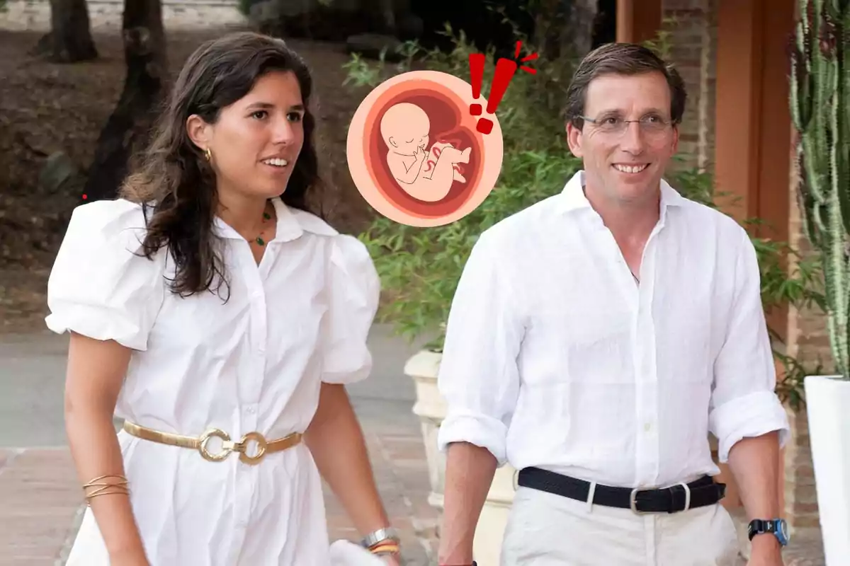 José Luis Martínez-Almeida y Teresa Urquijo caminando al aire libre con un gráfico de un bebé en el centro de la imagen.