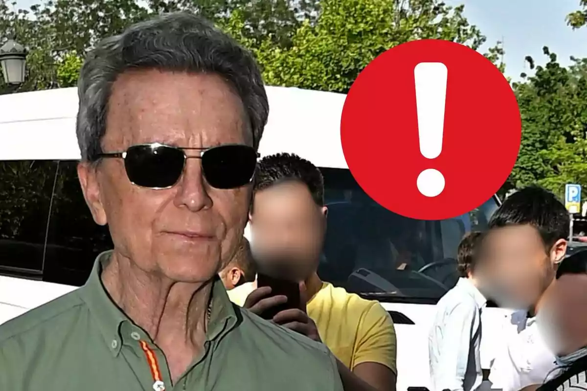 José Ortega Cano con gafas de sol y camisa verde está en primer plano, mientras que varias personas con rostros difuminados están en el fondo; hay un símbolo de exclamación en un círculo rojo en la parte superior derecha de la imagen.