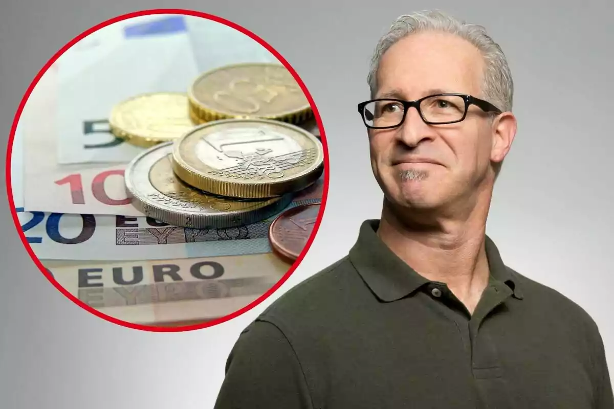 Un hombre con gafas y camisa polo verde mira hacia la derecha, mientras que en un círculo rojo a su izquierda se muestra una imagen de billetes y monedas de euro.