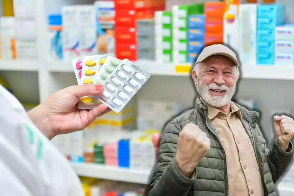 Un pensionista levanta los brazos de alegría, y al fondo aparecen unas cajas de medicamentos en una farmacia