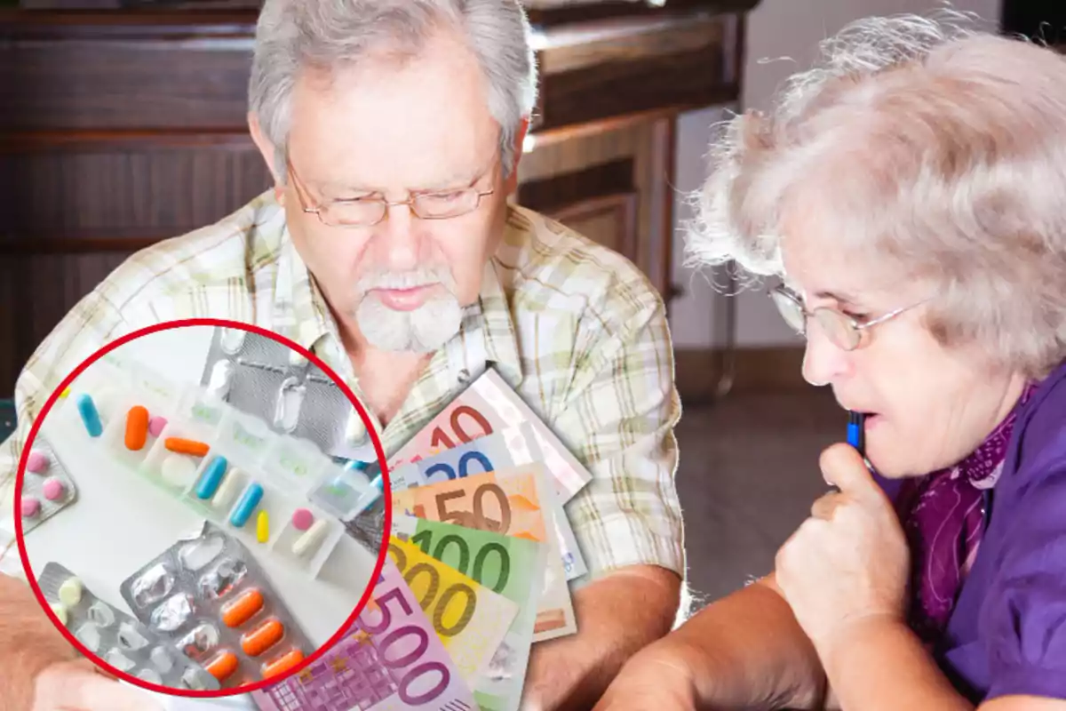 Dos personas mayores revisando medicamentos y billetes de euro.