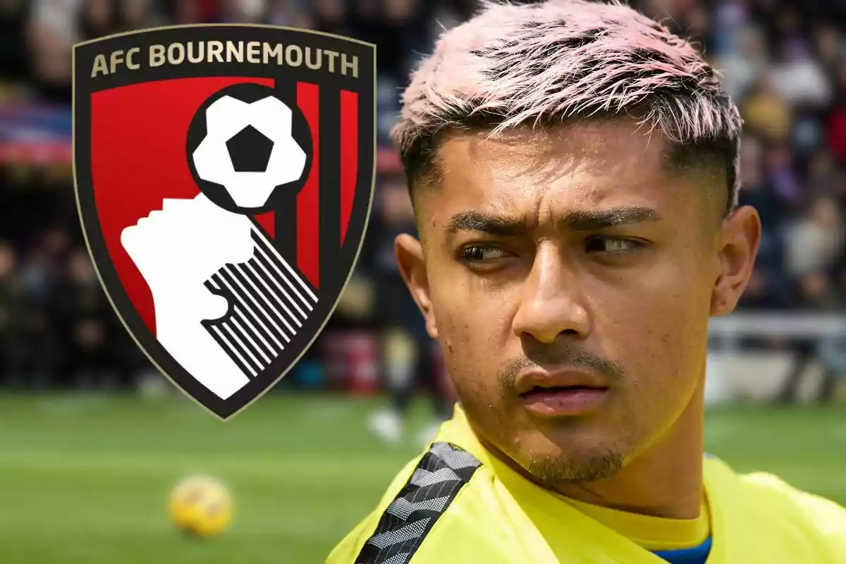 Jugador de fútbol con cabello teñido de rosa y camiseta amarilla, con el escudo del AFC Bournemouth al fondo.