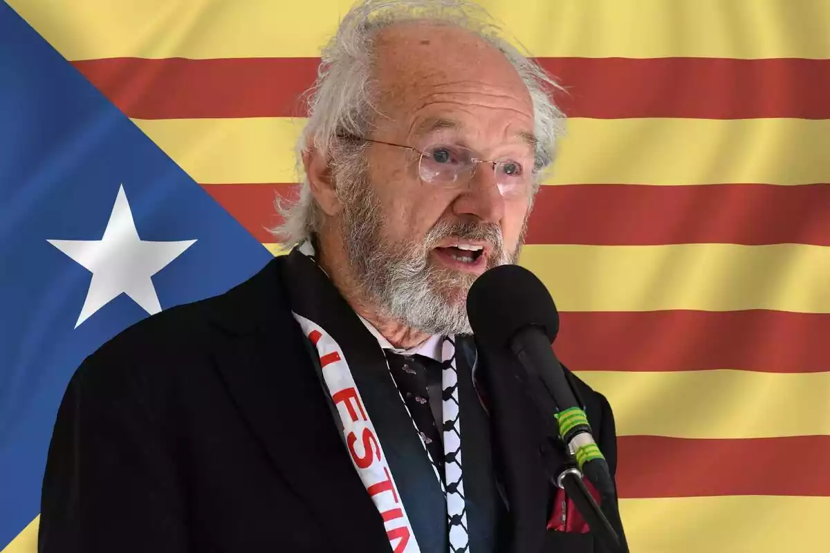 Montaje de Julian Assange y una estelada de fondo