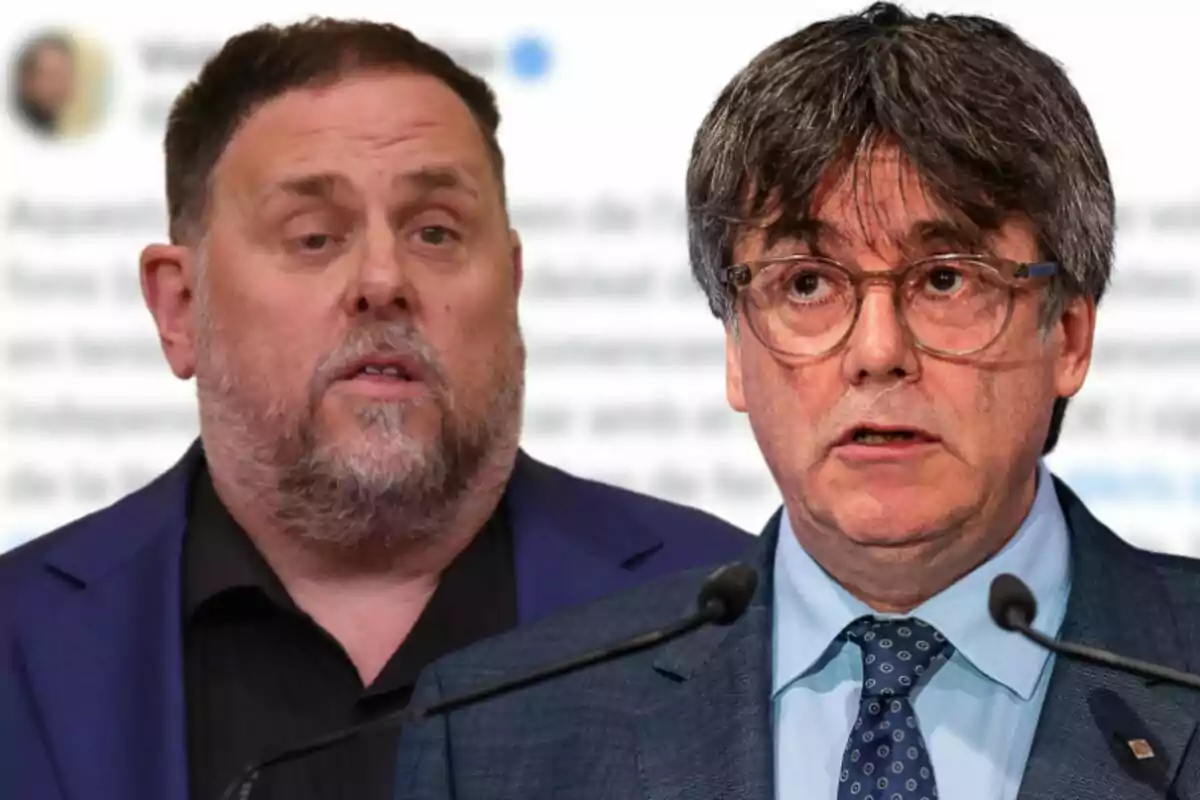 Puigdemont y Junqueras con expresión seria, uno con barba y el otro con gafas, hablando frente a micrófonos.