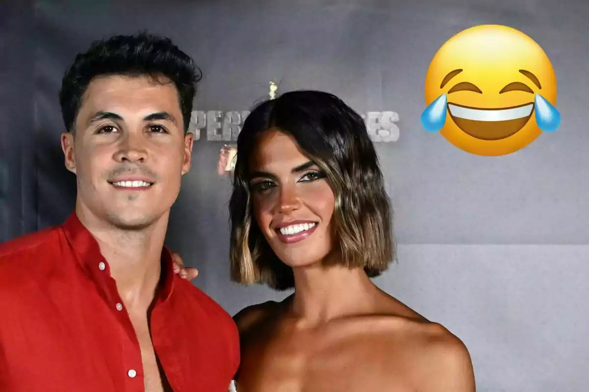 Kiko Jiménez y Sofía Suescun sonriente posa frente a un fondo oscuro con un emoji de risa en la esquina superior derecha.