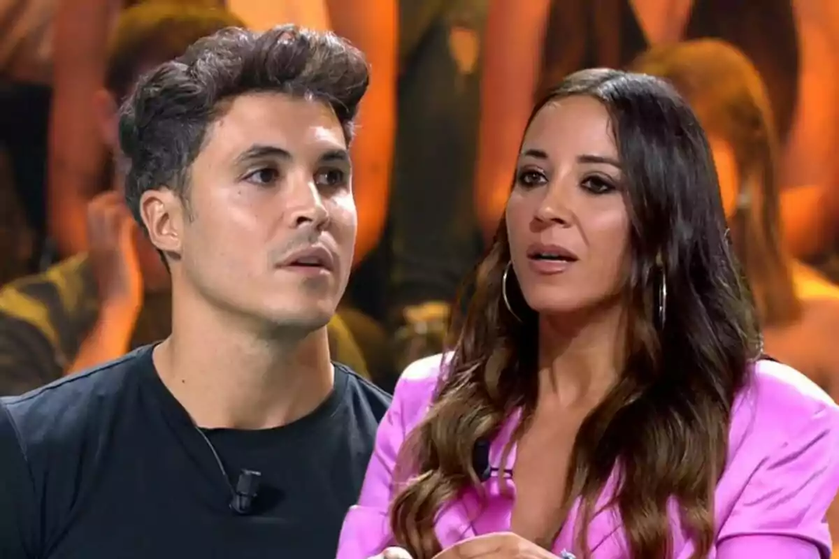 Kiko Jiménez y Alicia Peña en 'Supervivientes', Kiko con una camiseta negra y Alicia con una chaqueta rosa.