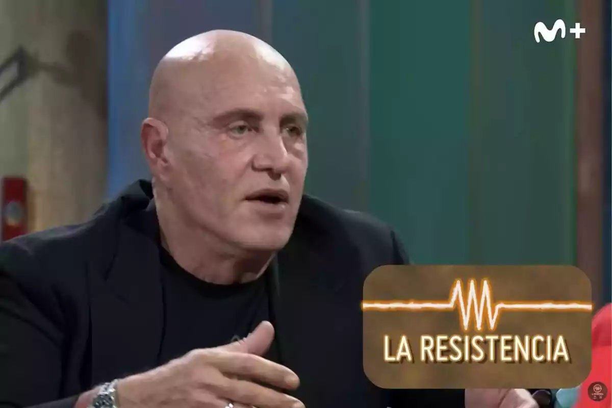 Captura de 'La Resistencia' con Kiko Matamoros hablando el 13 de noviembre de 2023 y el logo del programa